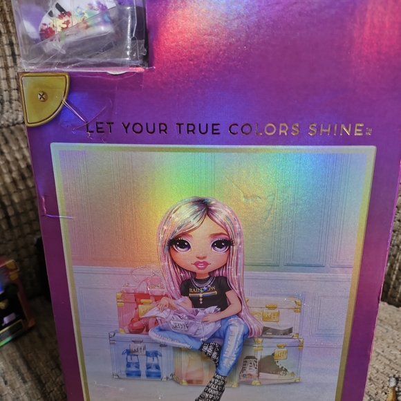 Rainbow High Mini Accessories Studio 27 Boxes With Display Case Accessories - Picture 9 of 11